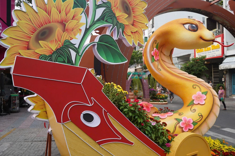 Điểm mặt các linh vật rắn độc đáo tại TPHCM (3).jpg