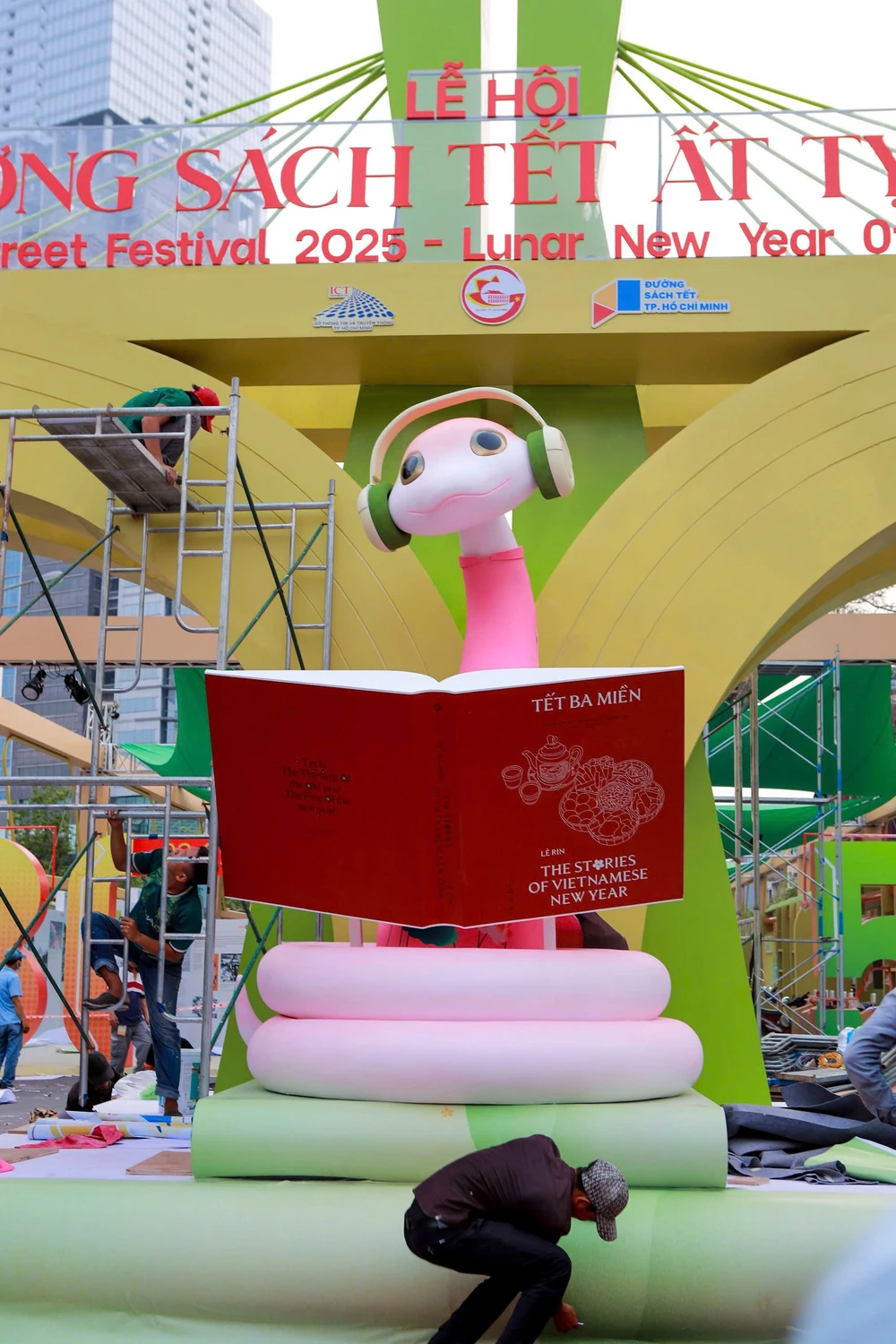 Điểm mặt các linh vật rắn độc đáo tại TPHCM (9).jpg