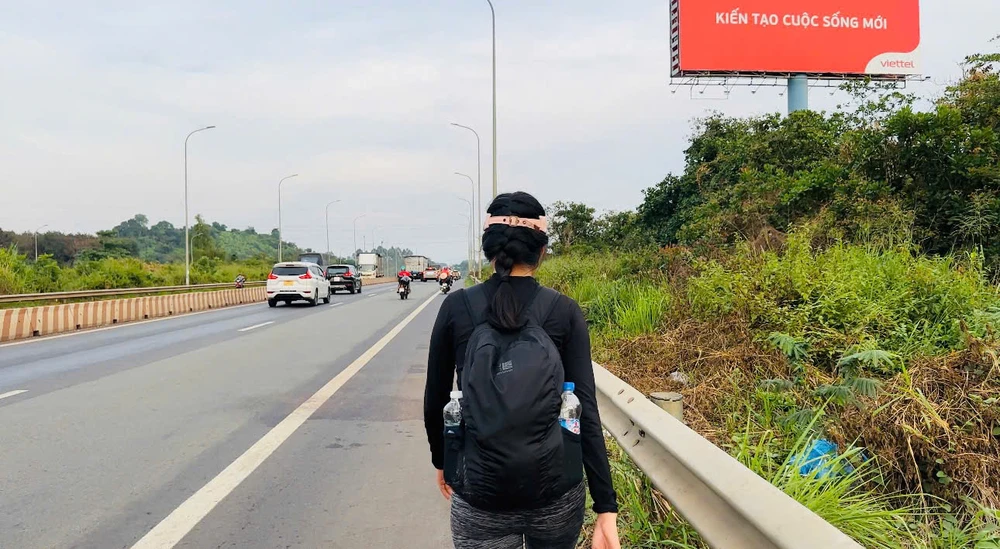 Hai cô gái Gen Z và hành trình đi bộ từ Sài Gòn về quê ăn Tết (11).jpg