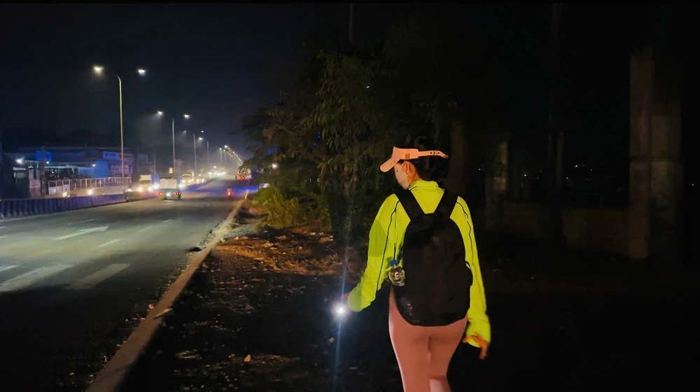 Hai cô gái Gen Z và hành trình đi bộ từ Sài Gòn về quê ăn Tết (2).jpg