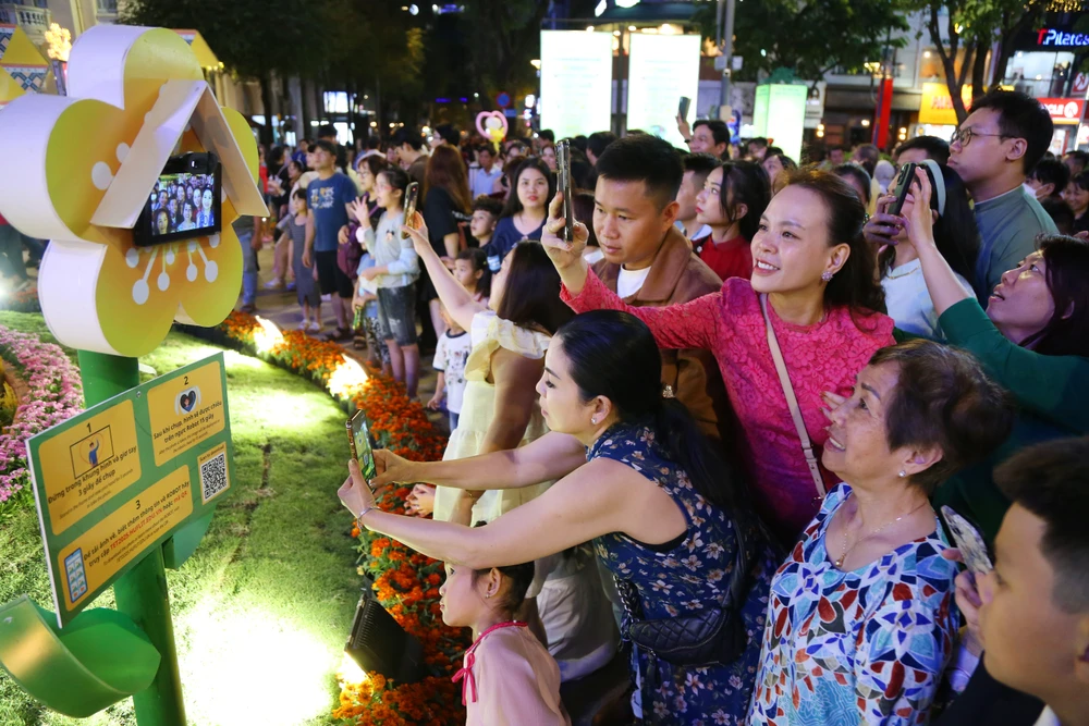 Đường hoa Nguyễn Huệ Tết Ất Tỵ 2025 (13).JPG