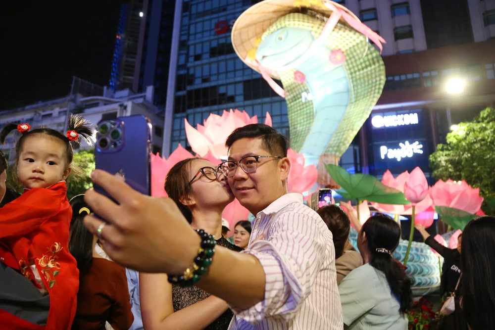 Đường hoa Nguyễn Huệ Tết Ất Tỵ 2025 (15).JPG