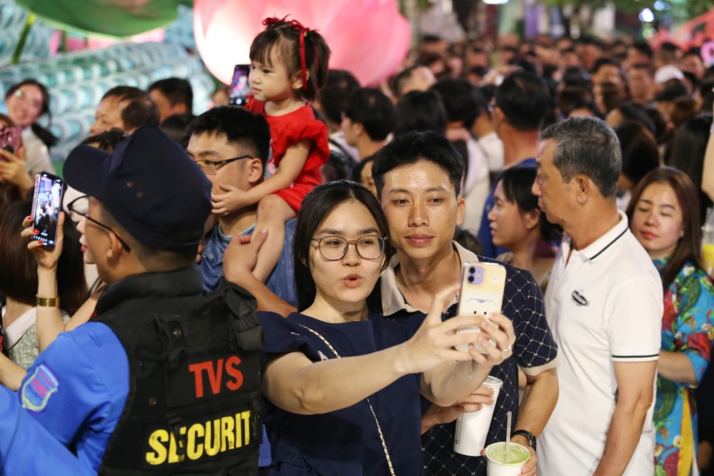 Đường hoa Nguyễn Huệ Tết Ất Tỵ 2025 (17).JPG