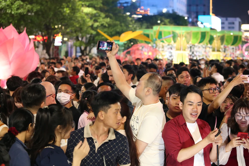 Đường hoa Nguyễn Huệ Tết Ất Tỵ 2025 (18).JPG