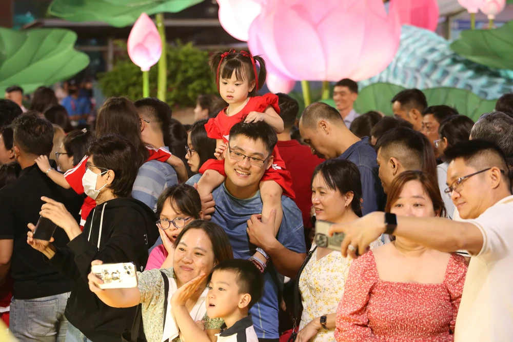 Đường hoa Nguyễn Huệ Tết Ất Tỵ 2025 (19).JPG