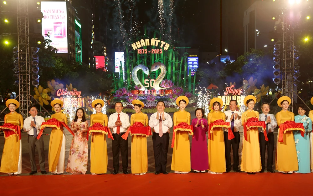 Đường hoa Nguyễn Huệ Tết Ất Tỵ 2025 (22).JPG