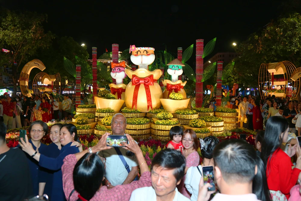 Đường hoa Nguyễn Huệ Tết Ất Tỵ 2025 (4).JPG