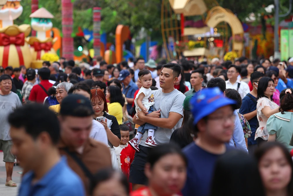 Biển người ở đường hoa Nguyễn Huệ chờ đón pháo hoa giao thừa năm Ất Tỵ 2025 (11).JPG