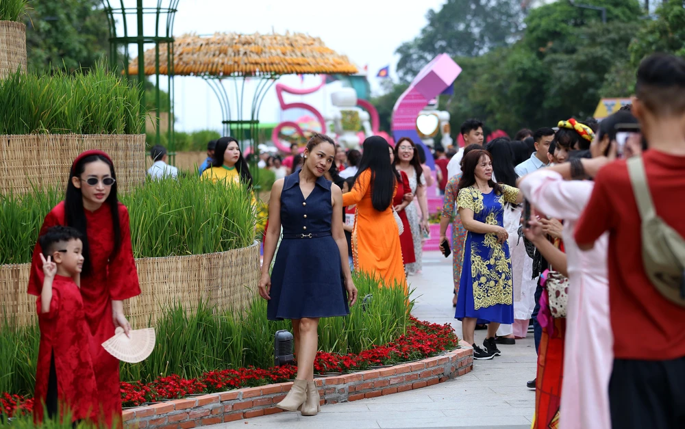 Biển người ở đường hoa Nguyễn Huệ chờ đón pháo hoa giao thừa năm Ất Tỵ 2025 (14).JPG