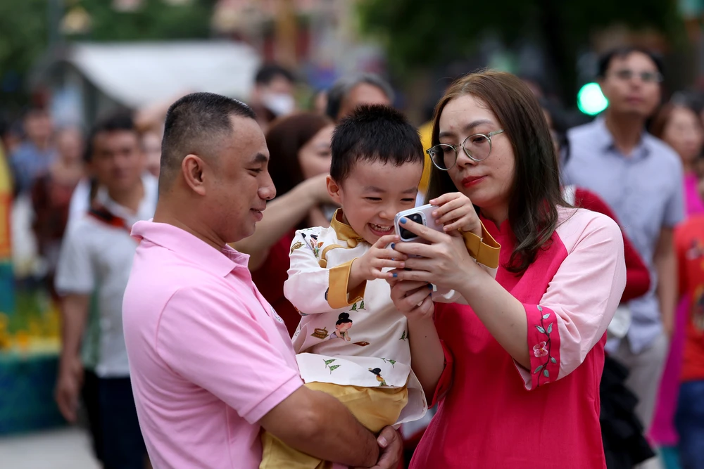 Biển người ở đường hoa Nguyễn Huệ chờ đón pháo hoa giao thừa năm Ất Tỵ 2025 (15).JPG