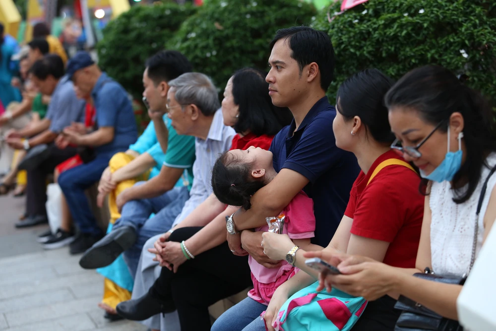 Biển người ở đường hoa Nguyễn Huệ chờ đón pháo hoa giao thừa năm Ất Tỵ 2025 (16).JPG