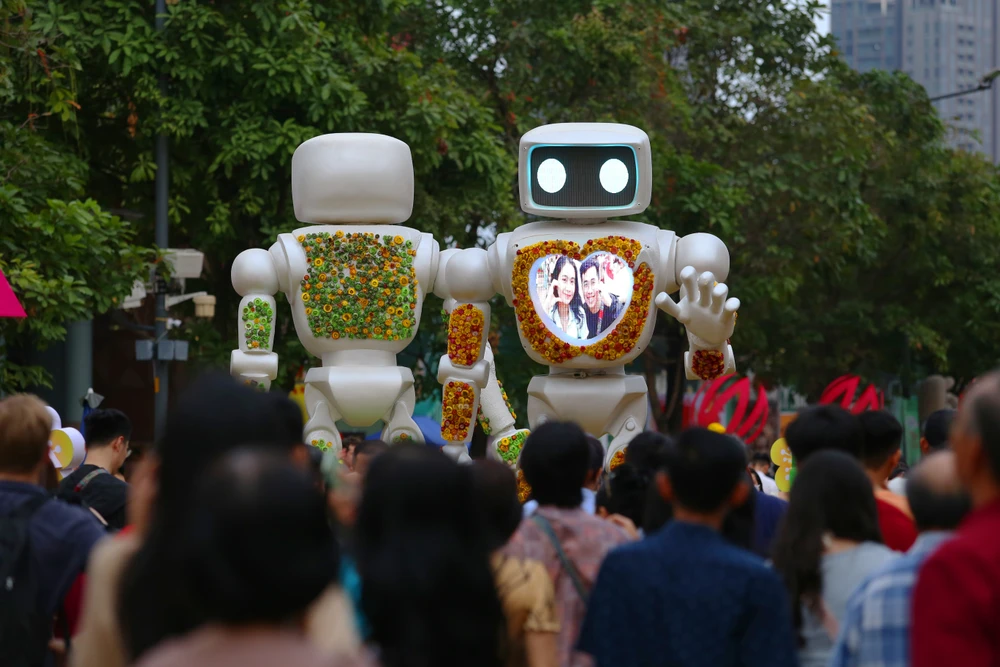 Biển người ở đường hoa Nguyễn Huệ chờ đón pháo hoa giao thừa năm Ất Tỵ 2025 (17).JPG