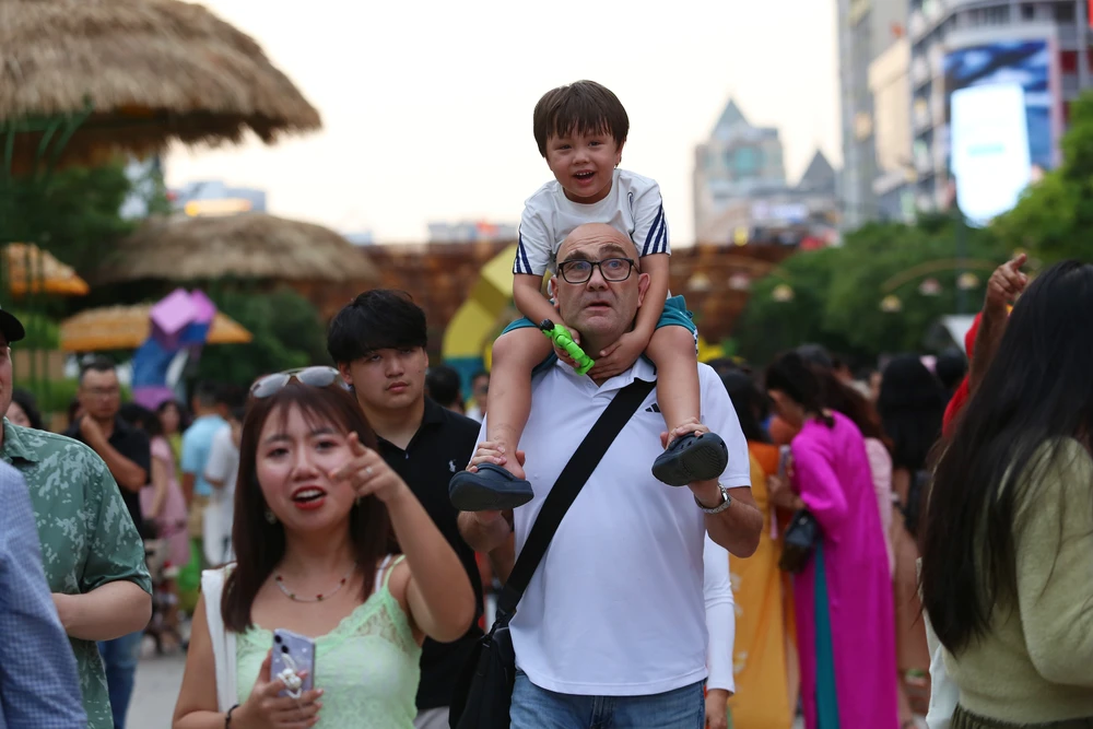 Biển người ở đường hoa Nguyễn Huệ chờ đón pháo hoa giao thừa năm Ất Tỵ 2025 (18).JPG