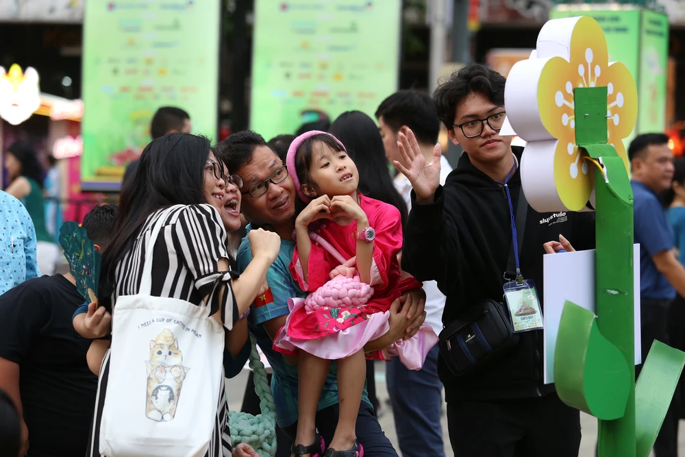 Biển người ở đường hoa Nguyễn Huệ chờ đón pháo hoa giao thừa năm Ất Tỵ 2025 (19).JPG