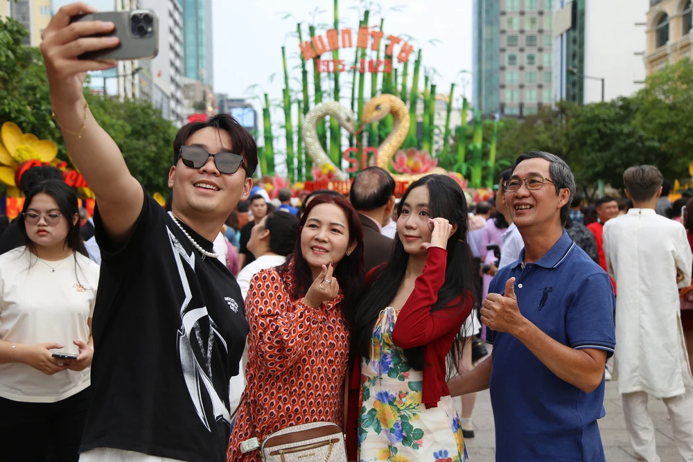 Biển người ở đường hoa Nguyễn Huệ chờ đón pháo hoa giao thừa năm Ất Tỵ 2025 (2).JPG