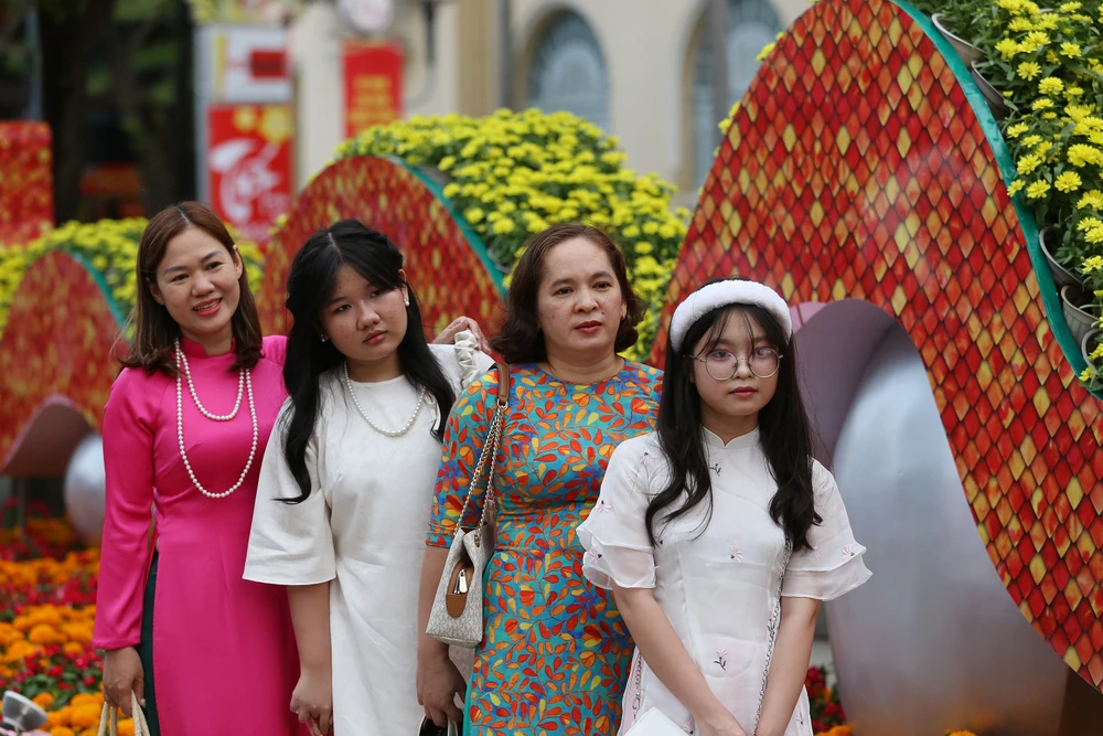 Biển người ở đường hoa Nguyễn Huệ chờ đón pháo hoa giao thừa năm Ất Tỵ 2025 (20).JPG