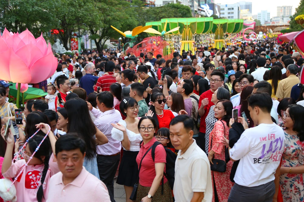 Biển người ở đường hoa Nguyễn Huệ chờ đón pháo hoa giao thừa năm Ất Tỵ 2025 (24).JPG