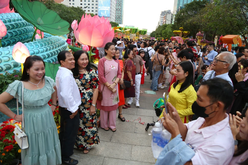 Biển người ở đường hoa Nguyễn Huệ chờ đón pháo hoa giao thừa năm Ất Tỵ 2025 (25).JPG