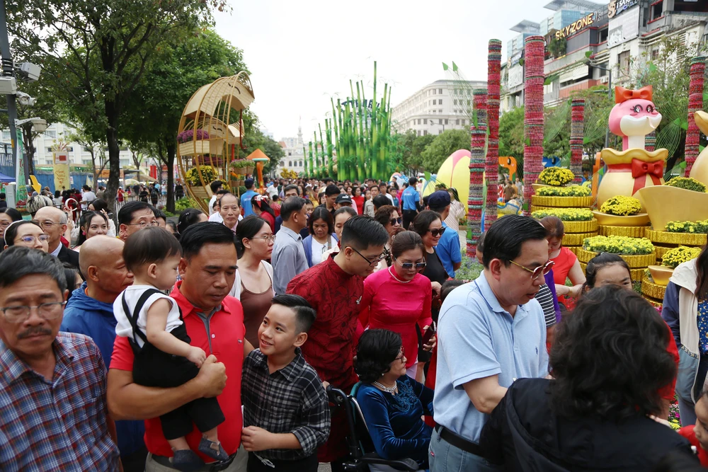 Biển người ở đường hoa Nguyễn Huệ chờ đón pháo hoa giao thừa năm Ất Tỵ 2025 (6).JPG