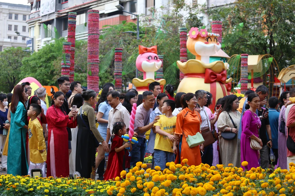 Biển người ở đường hoa Nguyễn Huệ chờ đón pháo hoa giao thừa năm Ất Tỵ 2025 (8).JPG