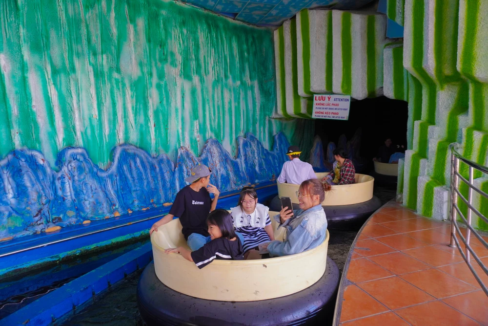 TP.HCM Hàng nghìn người du lịch Tết trở về tuổi thơ (12).jpg