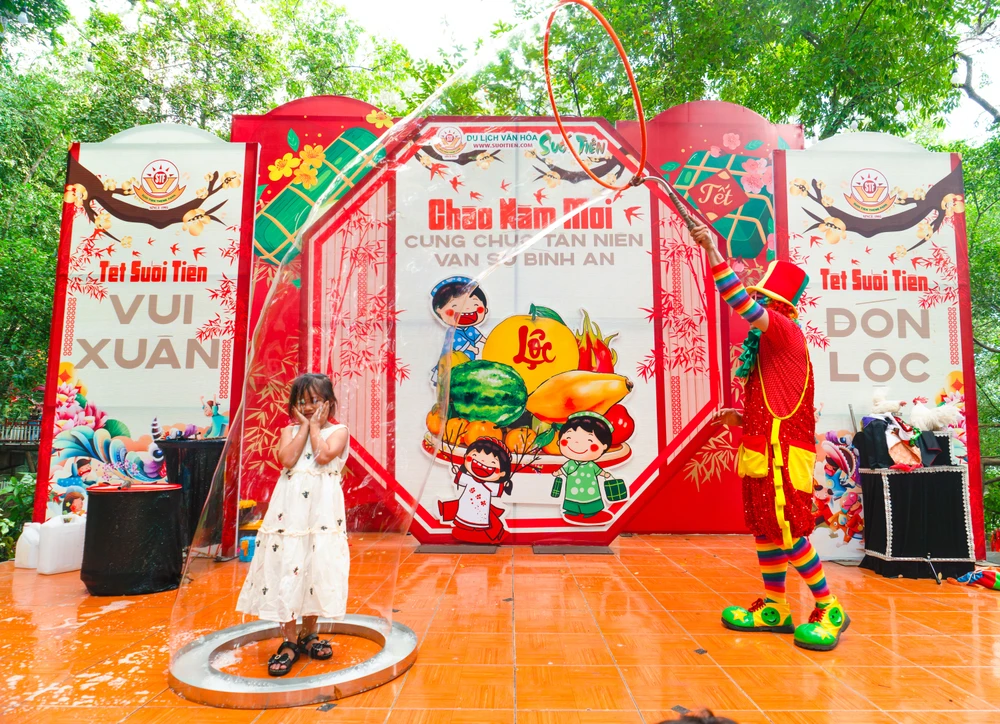 TP.HCM Hàng nghìn người du lịch Tết trở về tuổi thơ (14).jpg