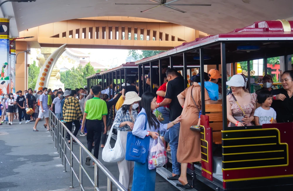 TP.HCM Hàng nghìn người du lịch Tết trở về tuổi thơ (15).jpg