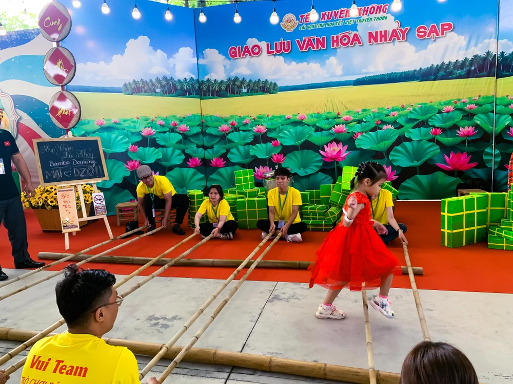 TP.HCM Hàng nghìn người du lịch Tết trở về tuổi thơ (17).jpg