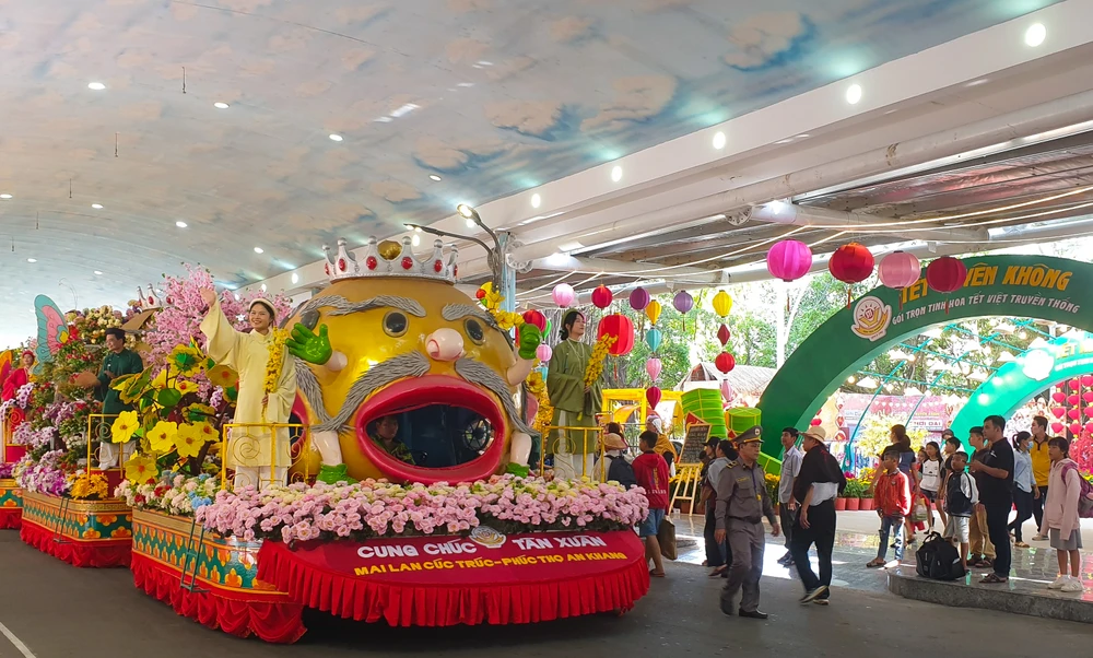 TP.HCM Hàng nghìn người du lịch Tết trở về tuổi thơ (7).jpg