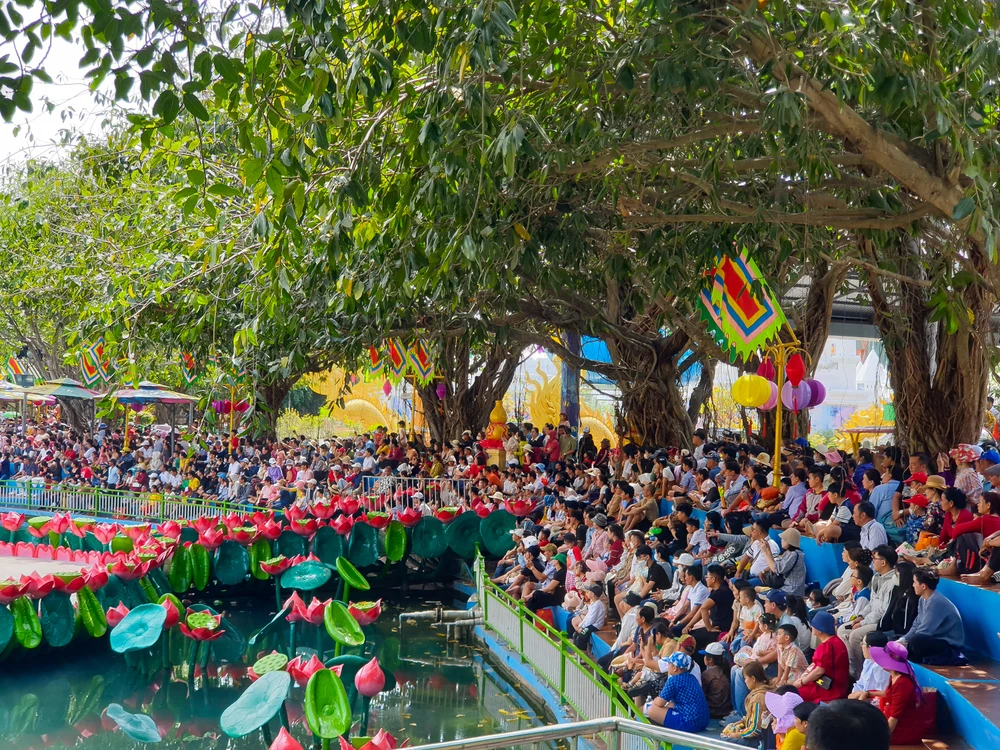 TP.HCM Hàng nghìn người du lịch Tết trở về tuổi thơ (8).jpg