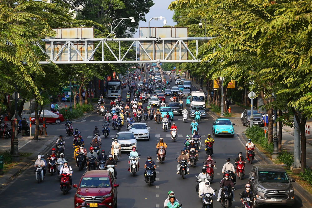 Đường phố TP.HCM đông đúc ngày đi làm đầu tiên sau Tết (15).JPG