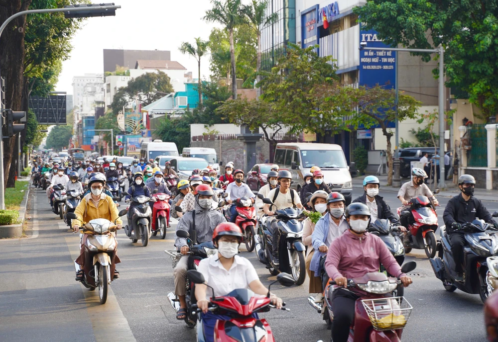 Đường phố TP.HCM đông đúc ngày đi làm đầu tiên sau Tết (28).jpg