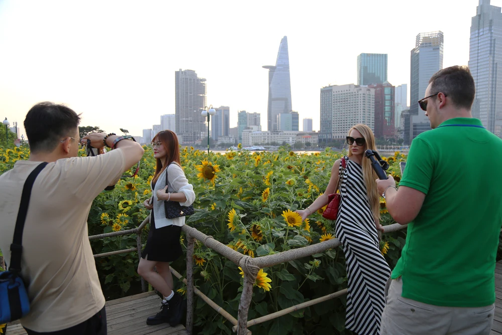 bờ sông Sài Gòn phía Thủ Thiêm (10).JPG