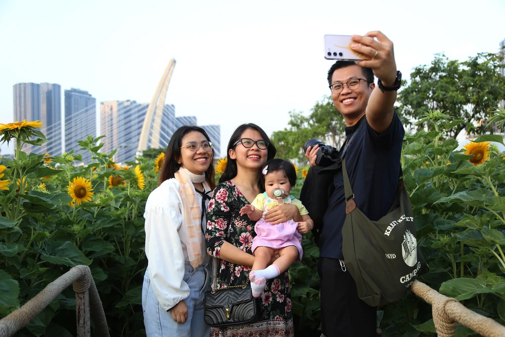 bờ sông Sài Gòn phía Thủ Thiêm (14).JPG