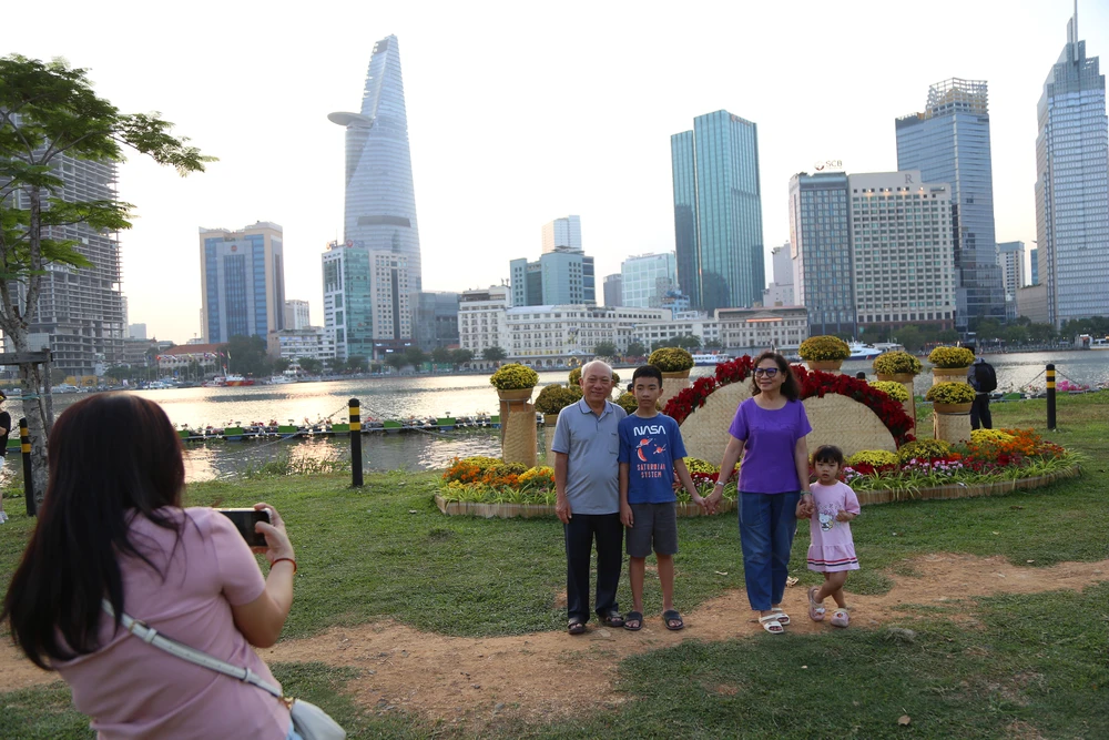 bờ sông Sài Gòn phía Thủ Thiêm (19).JPG