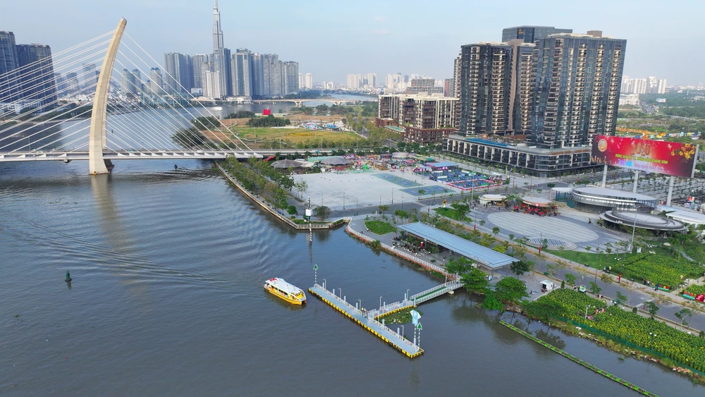 bờ sông Sài Gòn phía Thủ Thiêm (2).JPG