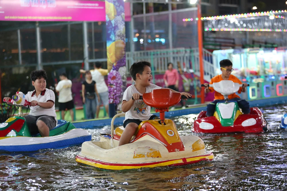 bờ sông Sài Gòn phía Thủ Thiêm (25).JPG