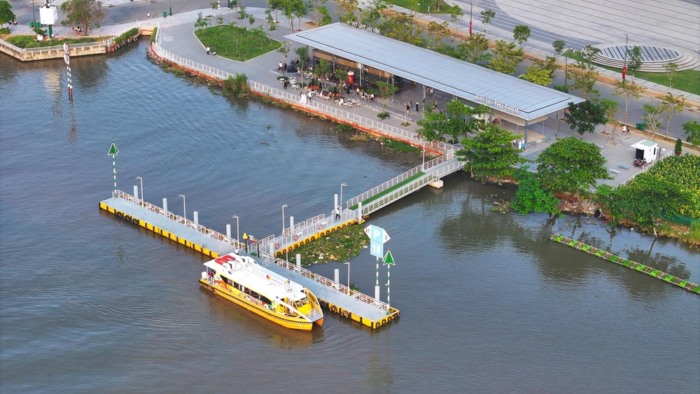 bờ sông Sài Gòn phía Thủ Thiêm (3).JPG