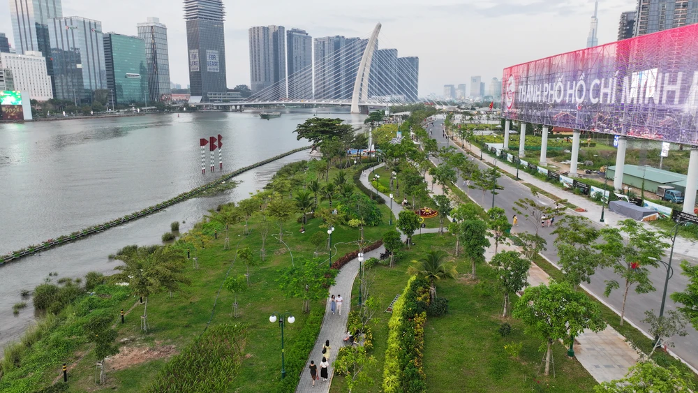 bờ sông Sài Gòn phía Thủ Thiêm (6).JPG