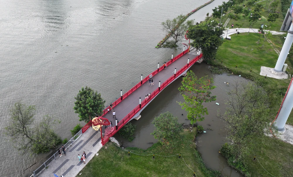 bờ sông Sài Gòn phía Thủ Thiêm (7).JPG