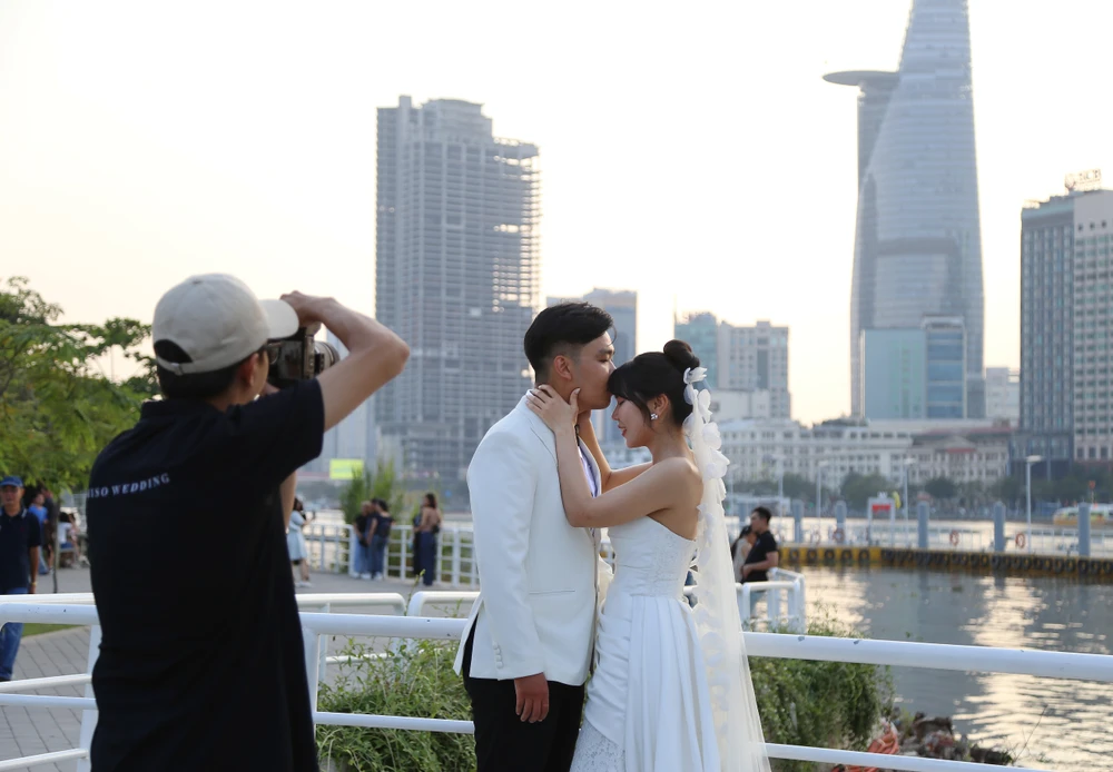 bờ sông Sài Gòn phía Thủ Thiêm (8).JPG