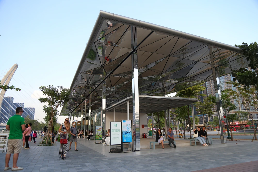 bờ sông Sài Gòn phía Thủ Thiêm (9).JPG