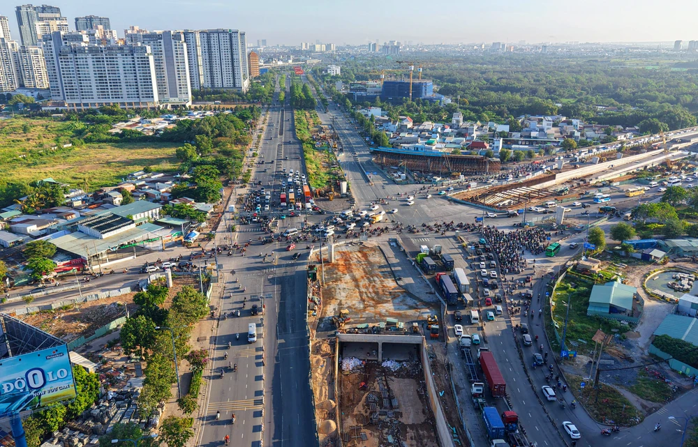 Chủ tịch UBND TP.HCM Nguyễn Văn Được thị sát các dự án giao thông trọng điểm (13).jpg