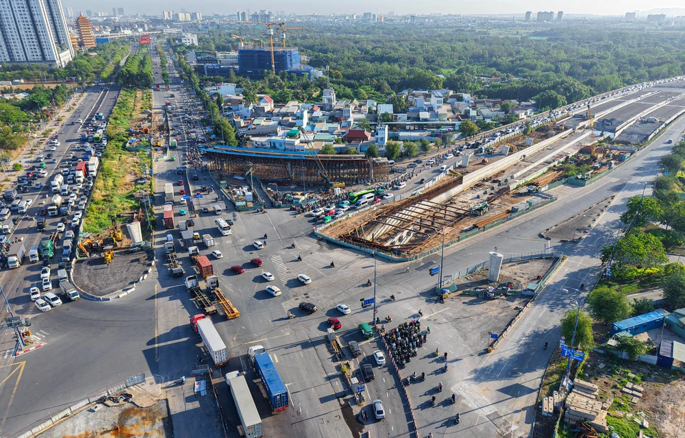 Chủ tịch UBND TP.HCM Nguyễn Văn Được thị sát các dự án giao thông trọng điểm (14).jpg