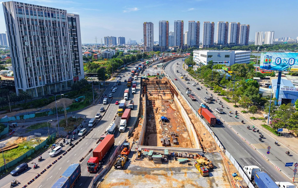 Chủ tịch UBND TP.HCM Nguyễn Văn Được thị sát các dự án giao thông trọng điểm (15).jpg