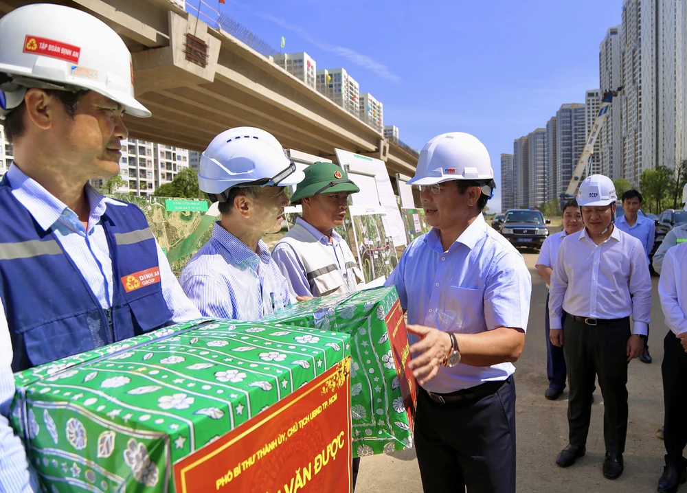 Chủ tịch UBND TP.HCM Nguyễn Văn Được thị sát các dự án giao thông trọng điểm (9).jpg