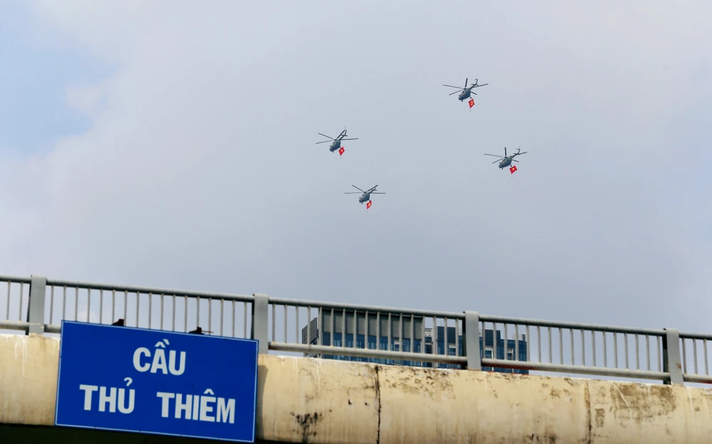 bay kéo cờ (1).jpg