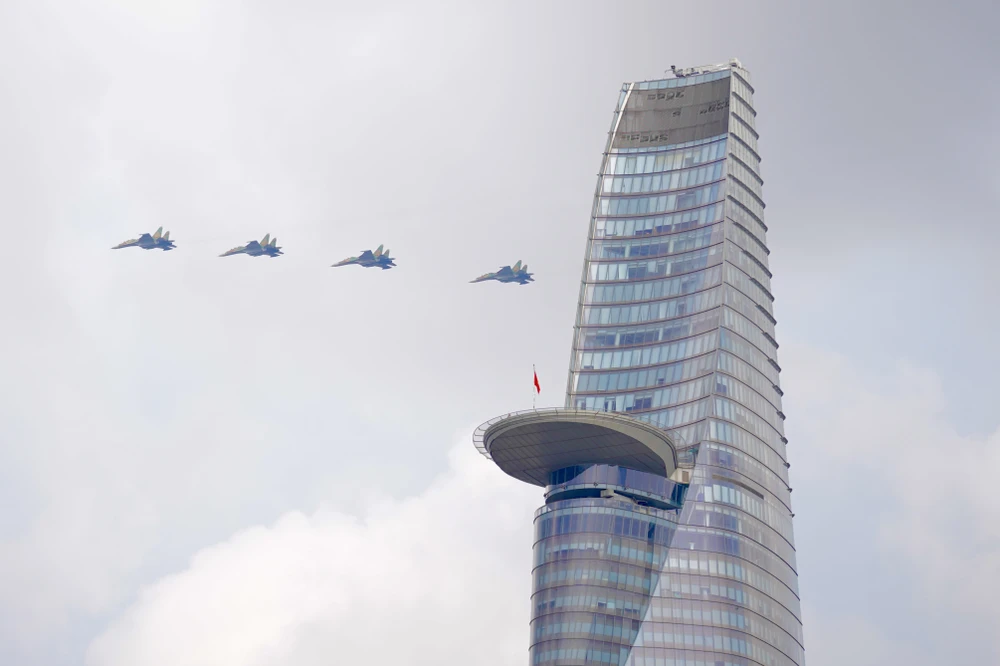 bay kéo cờ (3).JPG