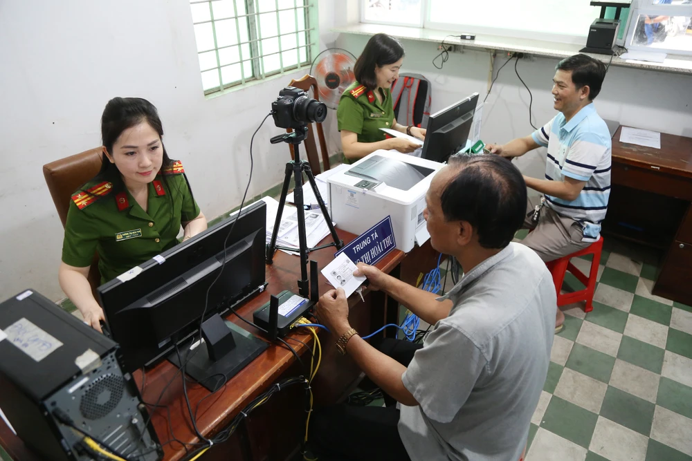 đội ngũ cán bộ (5).JPG