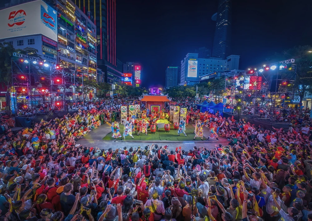 Hát bội giữa lòng phố Tinh hoa truyền thống trong lễ kỷ niệm 50 năm thống nhất đất nước_NGUYỄN MINH TÂN.jpg